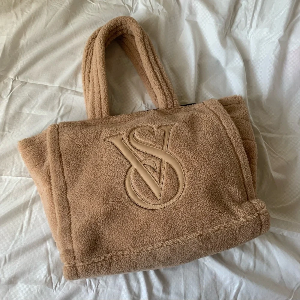 ୨୧ ･ﾟ✧ SOLD!! Victoria’s Secret Sherpa Bag - Picture 3 of 5